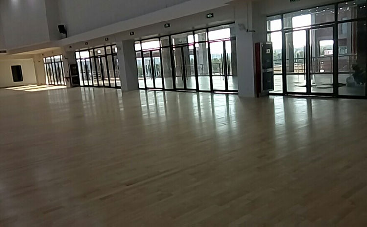 松木風雨操場地板主輔龍骨結(jié)構(gòu)