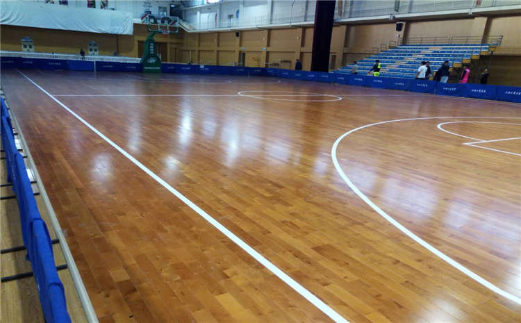 楓樺木體育場(chǎng)木地板翻新要點(diǎn)